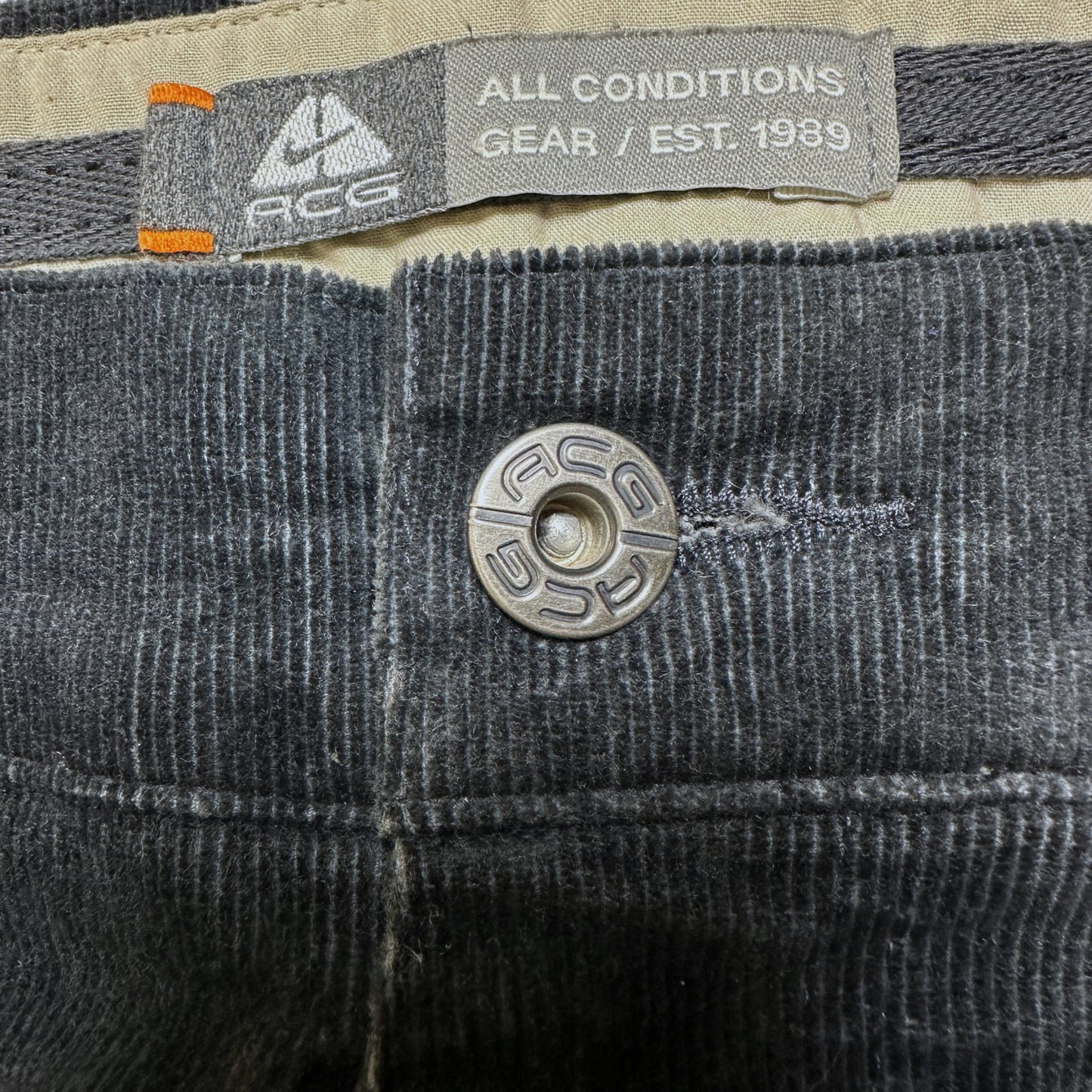 Pantalon Nike ACG Jet Black Baby Cord du début des années 2000 - Taille 30 »