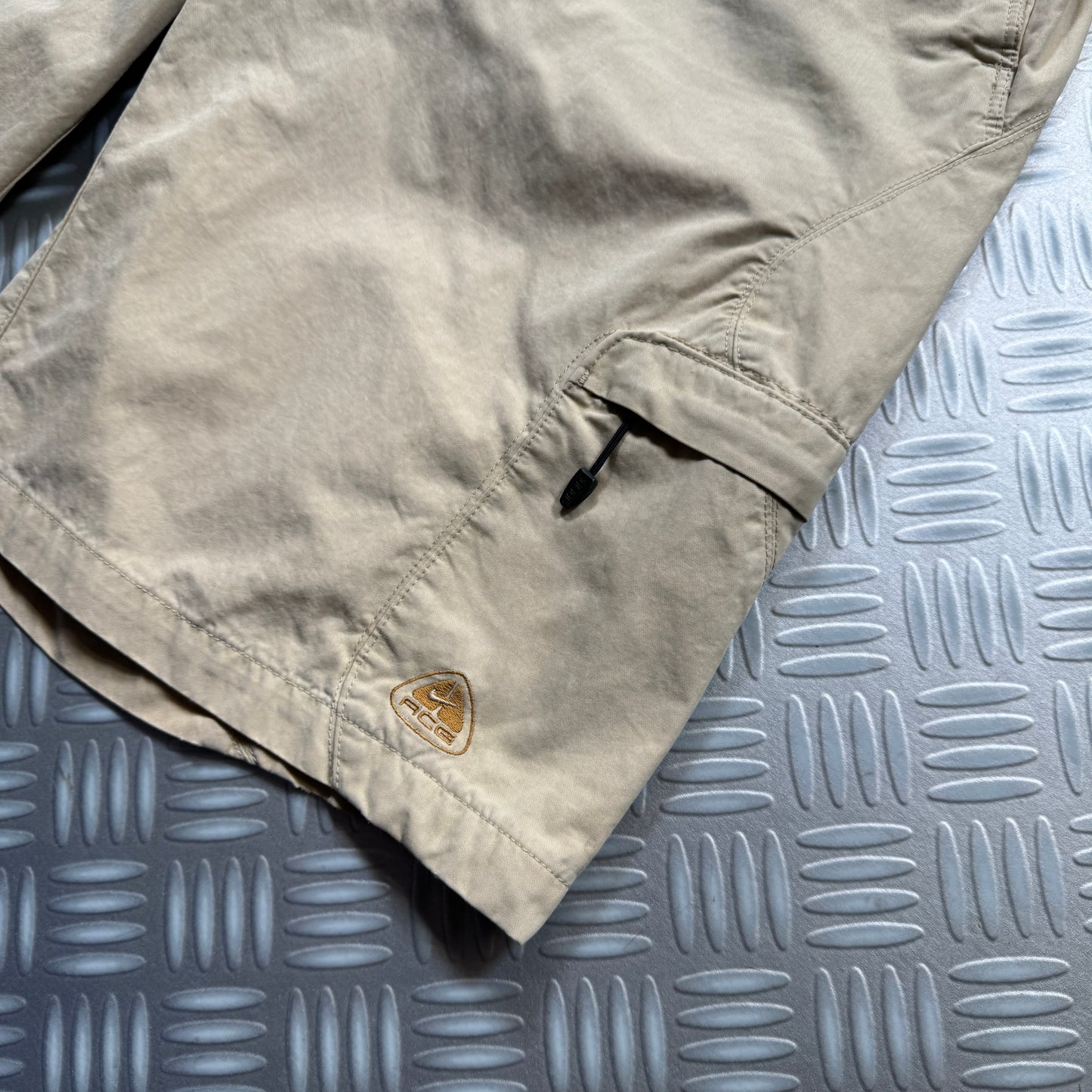 Early 2000's Nike ACG Beige Cargo Shorts - 32" Waist