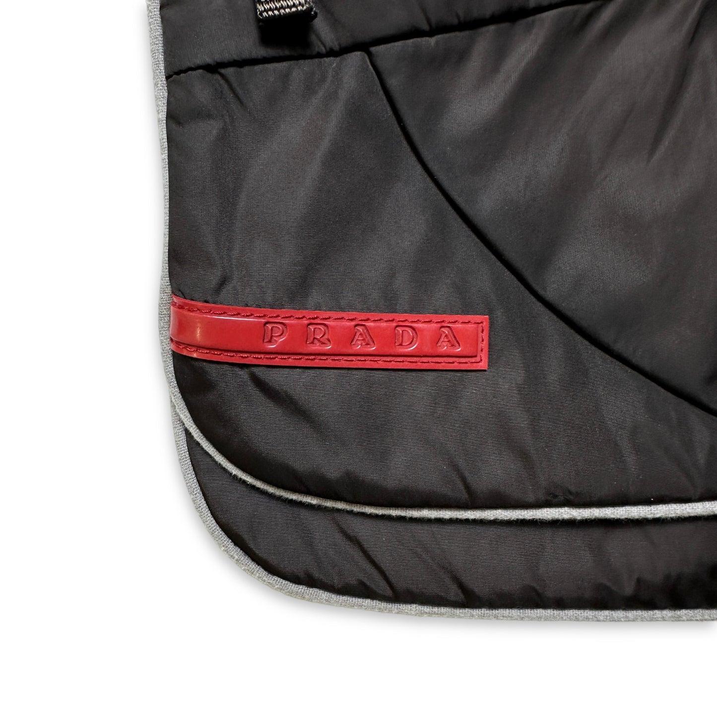 Sac bandoulière Prada Sport marron foncé avec poche cachée