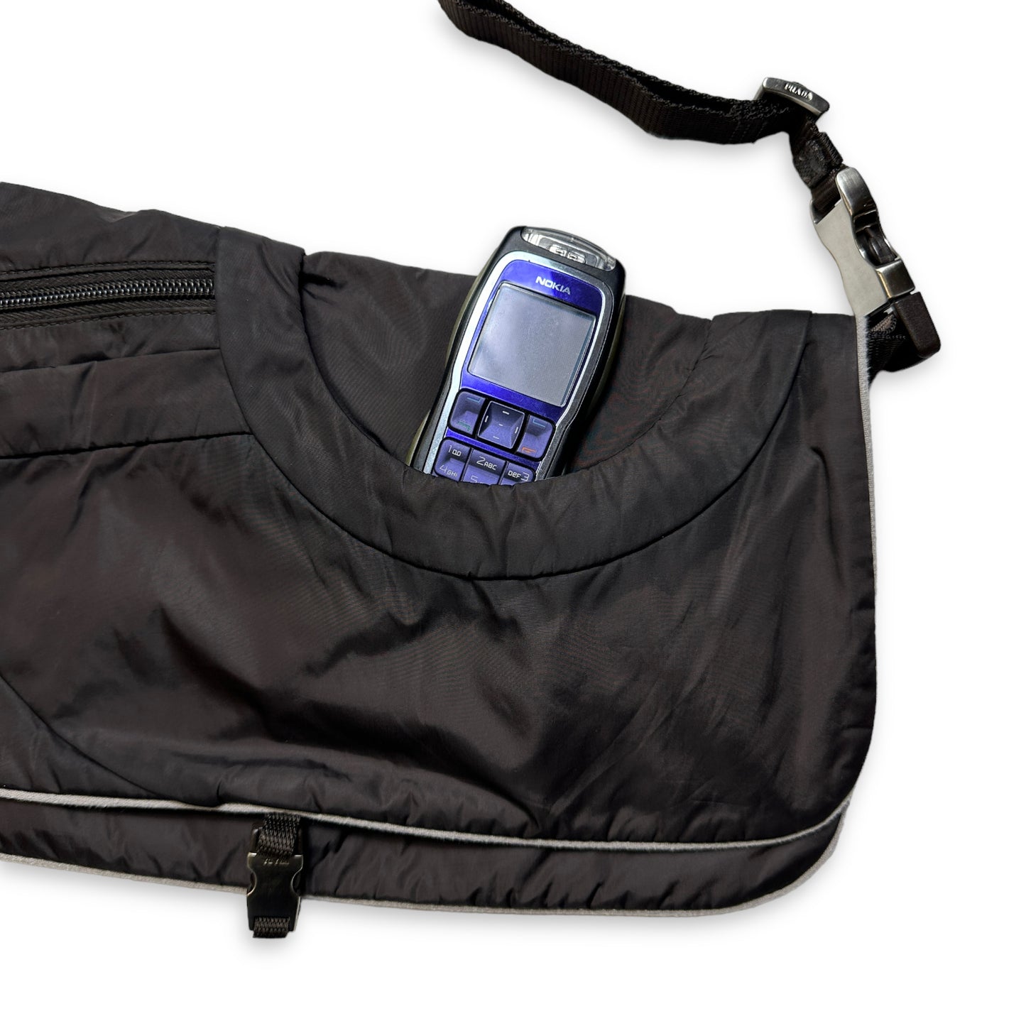 Sac bandoulière Prada Sport marron foncé avec poche cachée