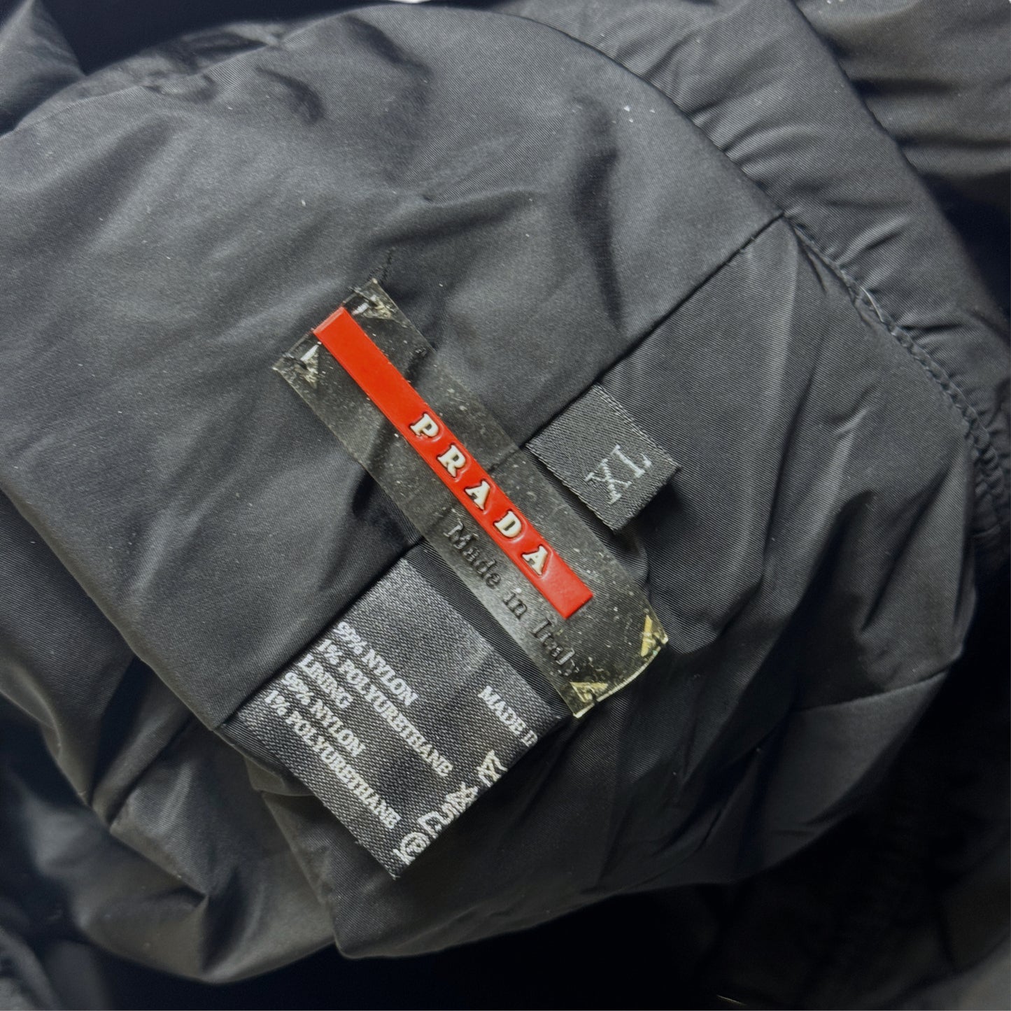 Casquette de vol rembourrée en nylon noir jet Prada du début des années 2000