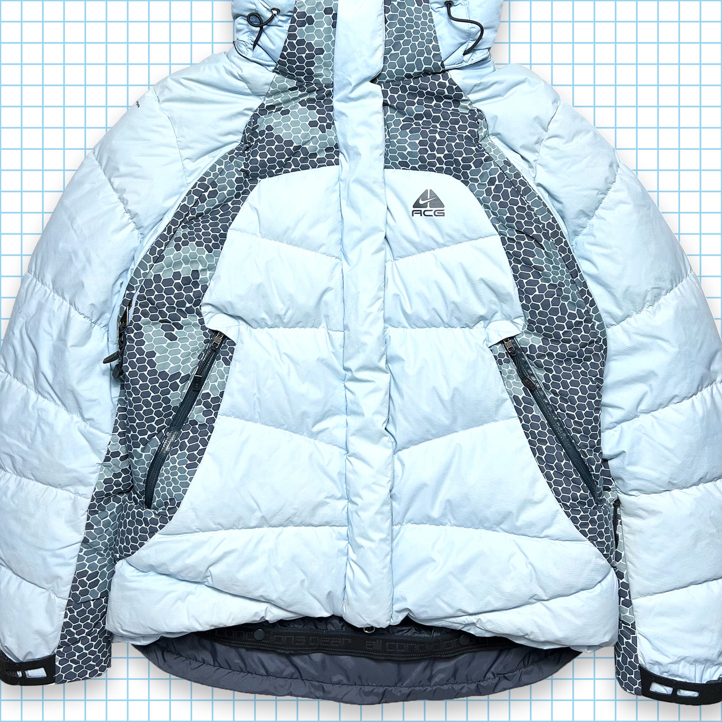 Nike ACG Baby Blue Reptile Hex Paneled Camo Puffer Jacket - Petit / Moyen