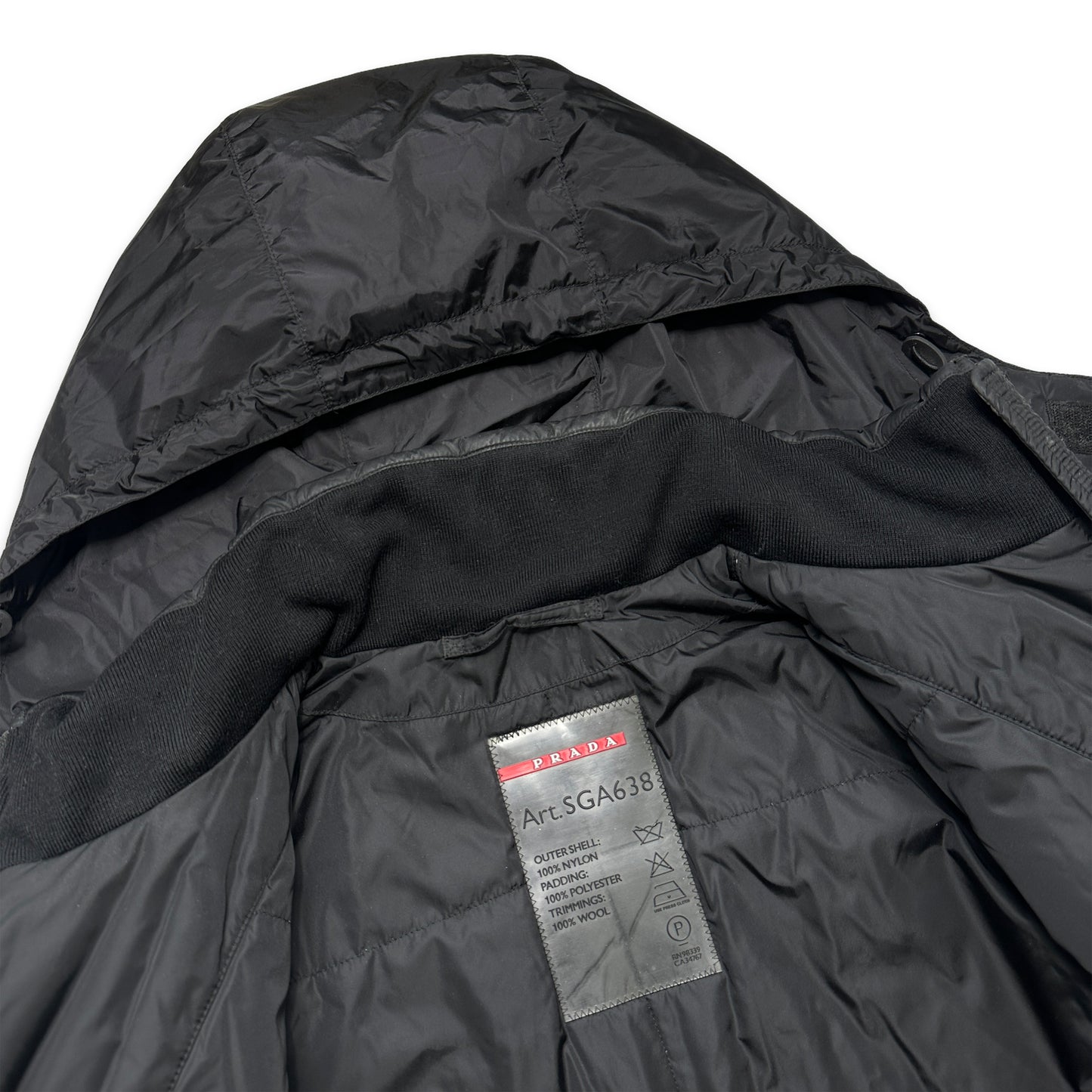 Prada Black Tab Veste matelassée en nylon noir furtif - Moyen / Grand