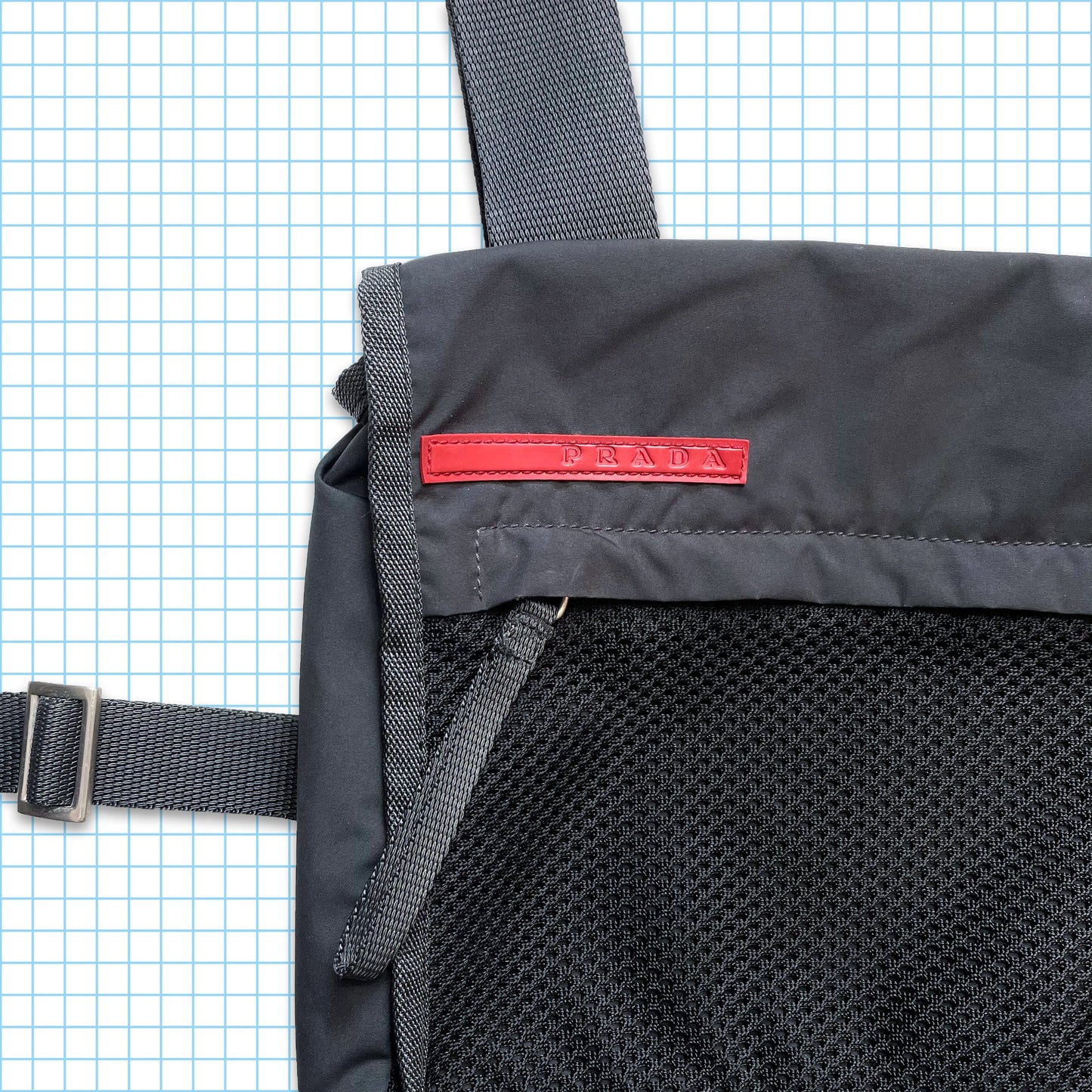 Prada Sport Sac latéral/pochette de ceinture en maille gris foncé avec poche avant