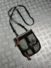 Load image into Gallery viewer, Early 2000’s Nike ACG Mini Side Bag/Wallet