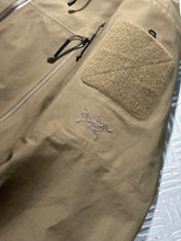 画像をギャラリービューアに読み込む, Arc’teryx Leaf Gen2 Khaki Gore-Tex Shell Jacket - Medium