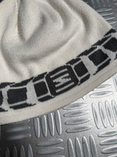 画像をギャラリービューアに読み込む, Early 2000’s Nike Shox White Beanie