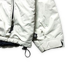 Charger l&#39;image dans la galerie, Veste rembourrée asymétrique zippée Nike ACG avec poche dissimulée - Moyen / Grand