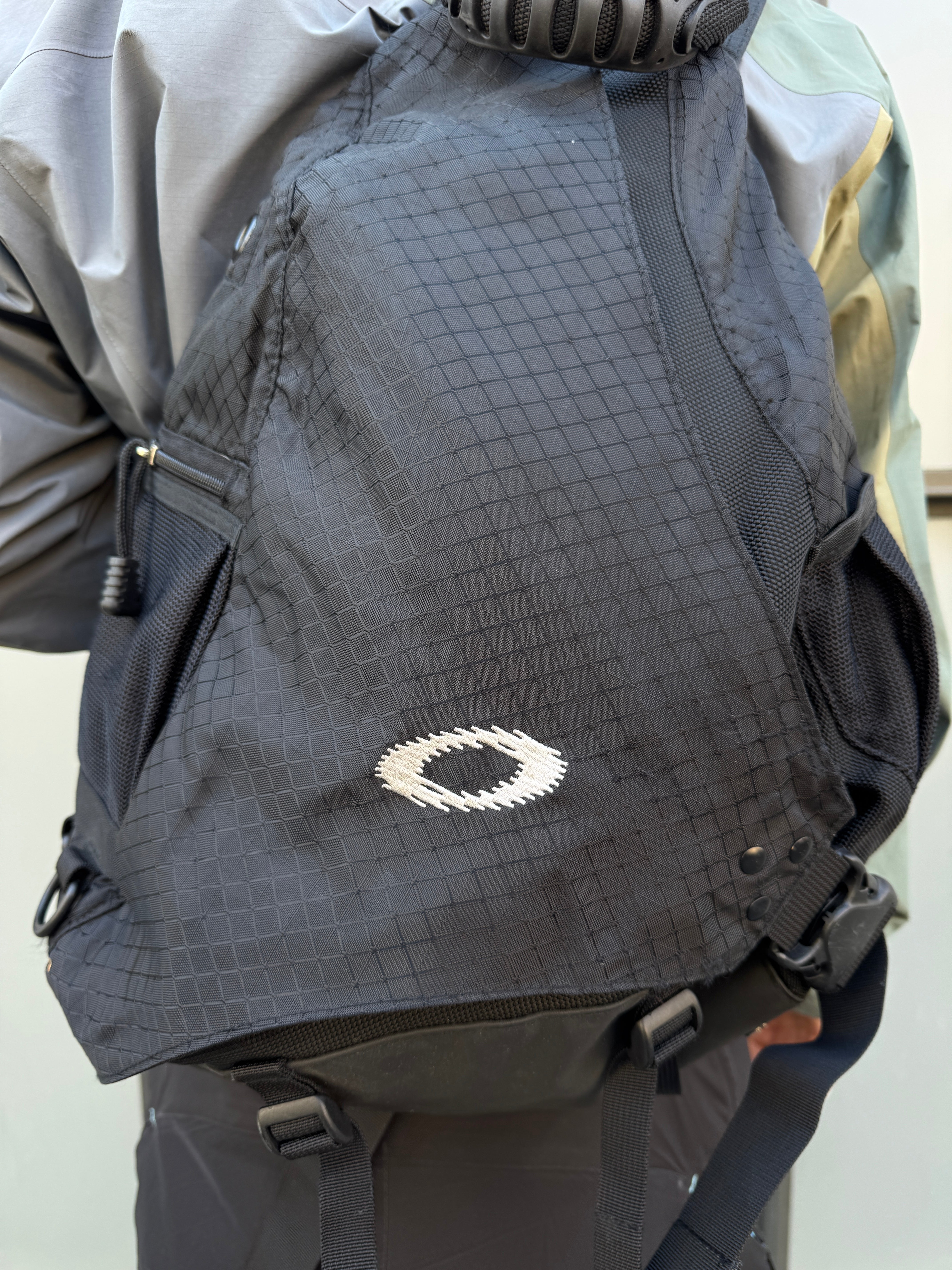 Early 2000's Oakley Jet Black Sandbag Sling – Holsales
