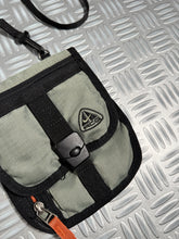 Carica l&#39;immagine nel visualizzatore di Gallery, Early 2000’s Nike ACG Mini Side Bag/Wallet