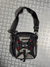 Carica l&#39;immagine nel visualizzatore di Gallery, Early 2000’s Oakley Software Cross Body Side Bag