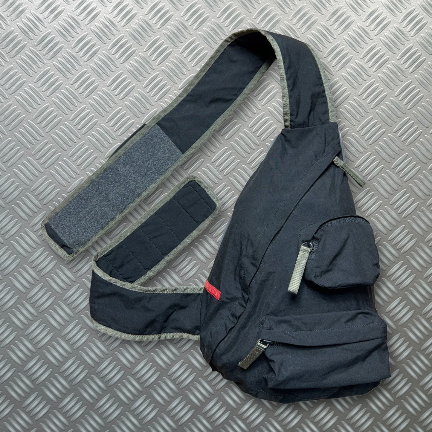 Sac à bandoulière Prada Sport Stash Pocket du début des années 2000 