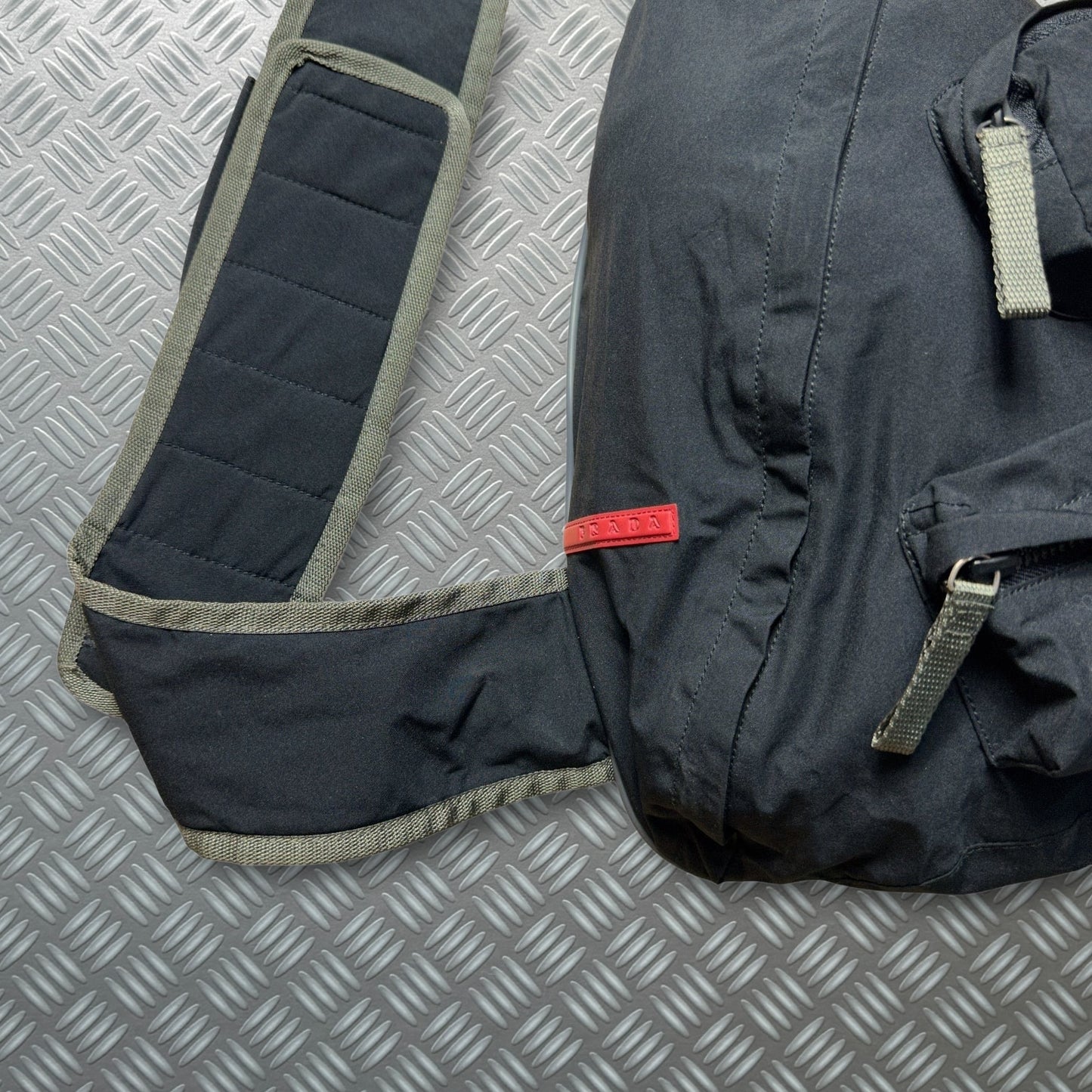 Sac à bandoulière Prada Sport Stash Pocket du début des années 2000 