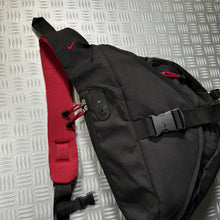 Carica l&#39;immagine nel visualizzatore di Gallery, Early 2000&#39;s Nike Red/Black Tri-Harness Bag