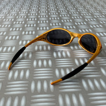 Carica l&#39;immagine nel visualizzatore di Gallery, 1990&#39;s Oakley Eye Jacket Yellow/Gold Sunglasses
