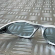 Charger l&#39;image dans la galerie, 1990&#39;s Oakley Minute White / Ice Sunglasses