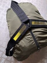 画像をギャラリービューアに読み込む, AW99&#39; Prada Sport Khaki 2in1 Technical Padded Jacket/Tri-Harness Bag - Extra large