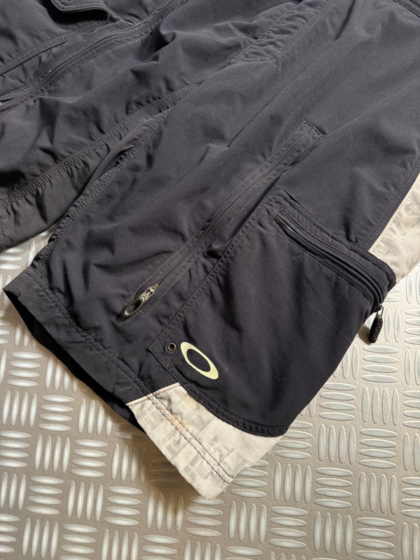 Early 2000's Oakley Software Ventilated Cargo Shorts - Large