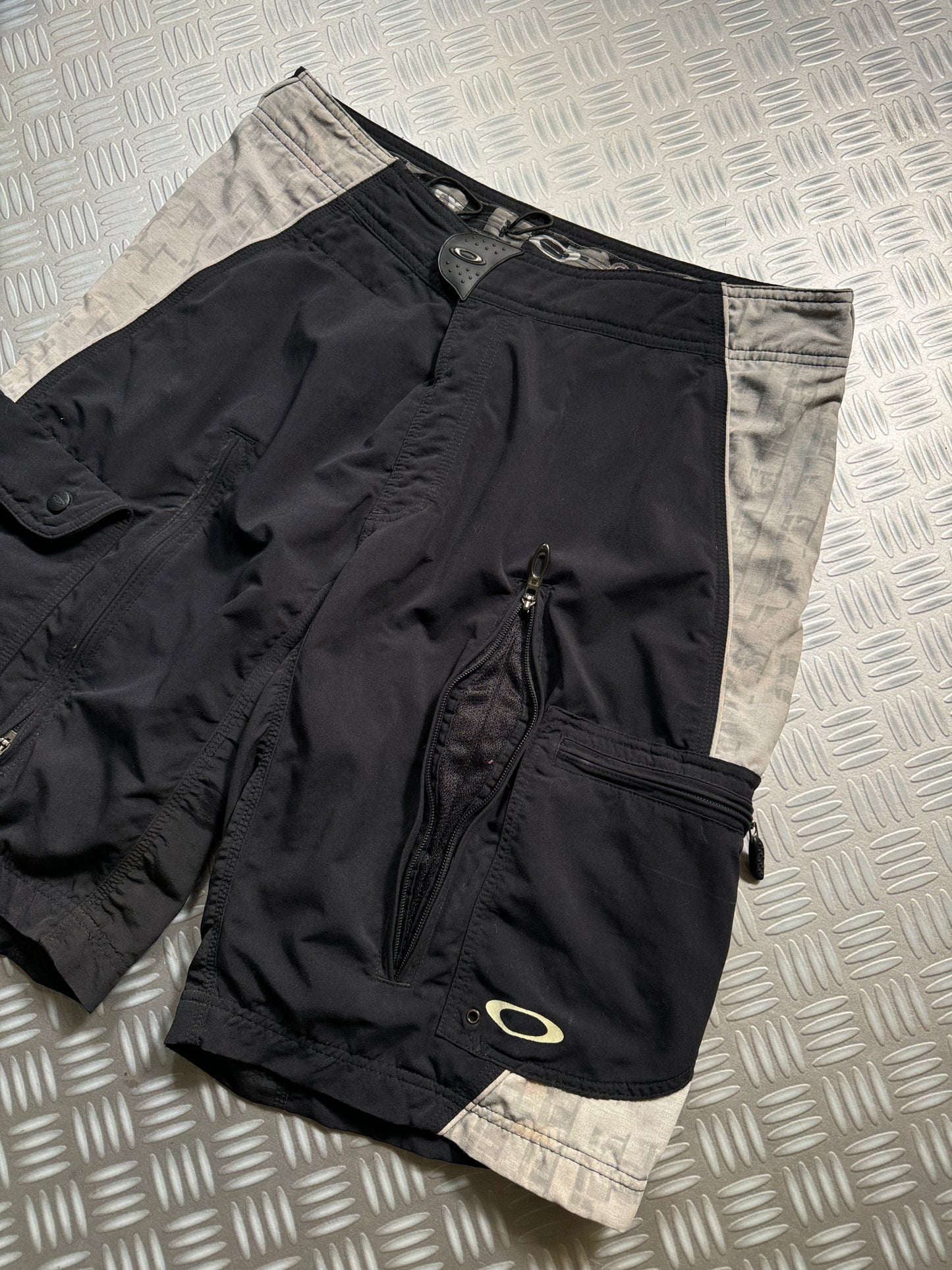 Early 2000's Oakley Software Ventilated Cargo Shorts - Large