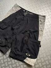 Charger l&#39;image dans la galerie, Early 2000&#39;s Oakley Software Ventilated Cargo Shorts - Large