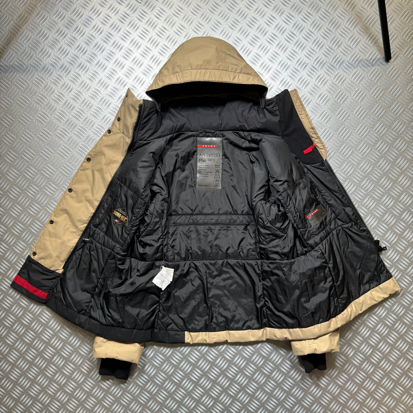 Early 2000's Prada Sport Beige Padded Gore-Tex Skii Jacket - Small / Medium