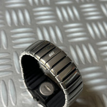 Charger l&#39;image dans la galerie, Montre Nike D-Line en acier inoxydable du début des années 2000