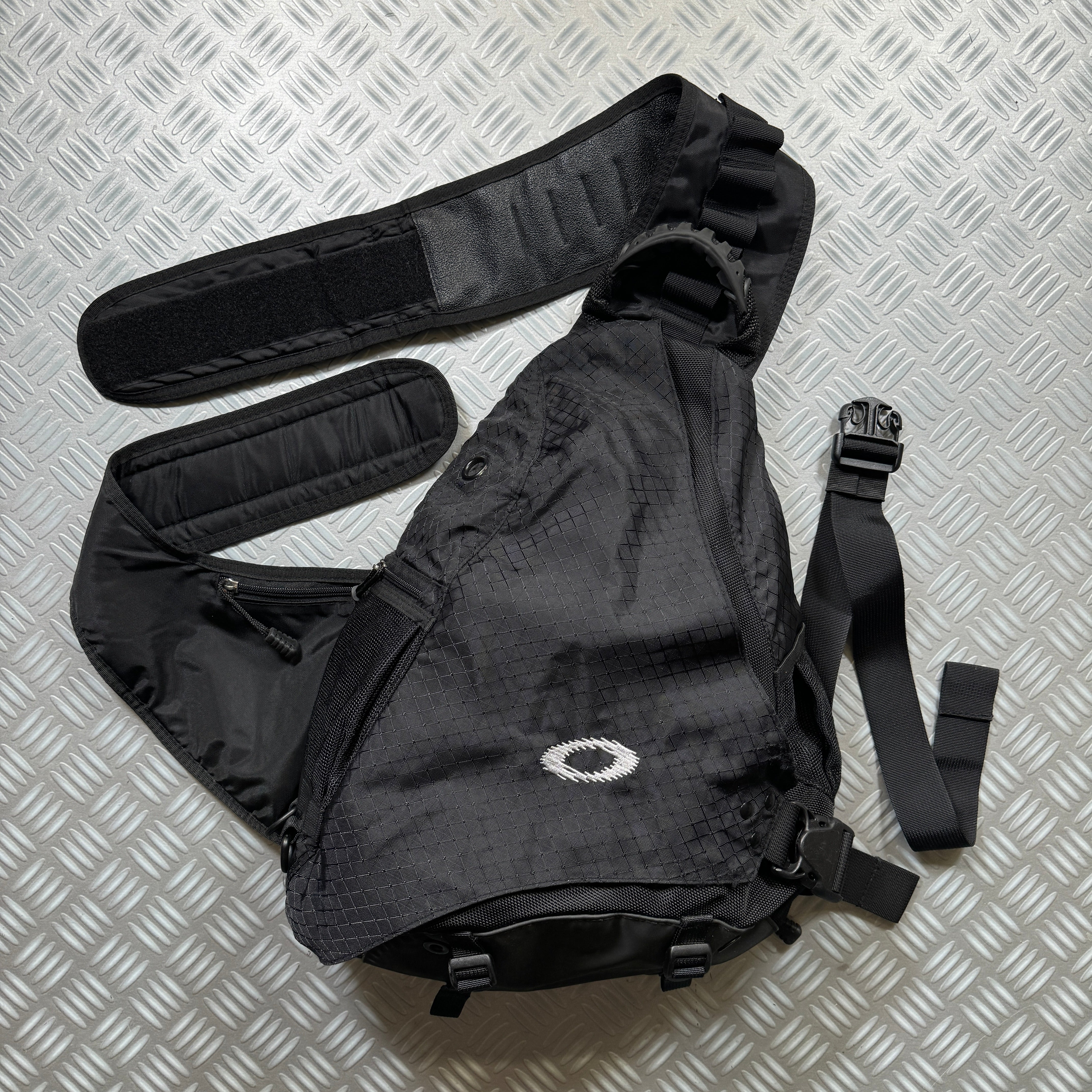 Early 2000's Oakley Jet Black Sandbag Sling – Holsales