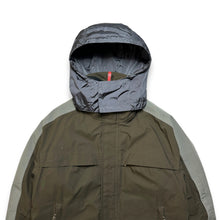 Carica l&#39;immagine nel visualizzatore di Gallery, Prada Sport Luna Rossa Khaki Green/Grey Gore-Tex Skii Jacket - Large / Extra Large
