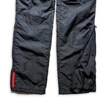 Charger l&#39;image dans la galerie, SS99&#39; Prada Sport Pantalon de survêtement en nylon rembourré noir jais - Taille 32&quot;