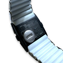 Charger l&#39;image dans la galerie, Montre numérique Nike D-Line argent/blanc en acier inoxydable du début des années 2000