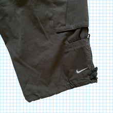 Carica l&#39;immagine nel visualizzatore di Gallery, Vintage Nike Multi Pocket Cargo Shorts • Small / Medium