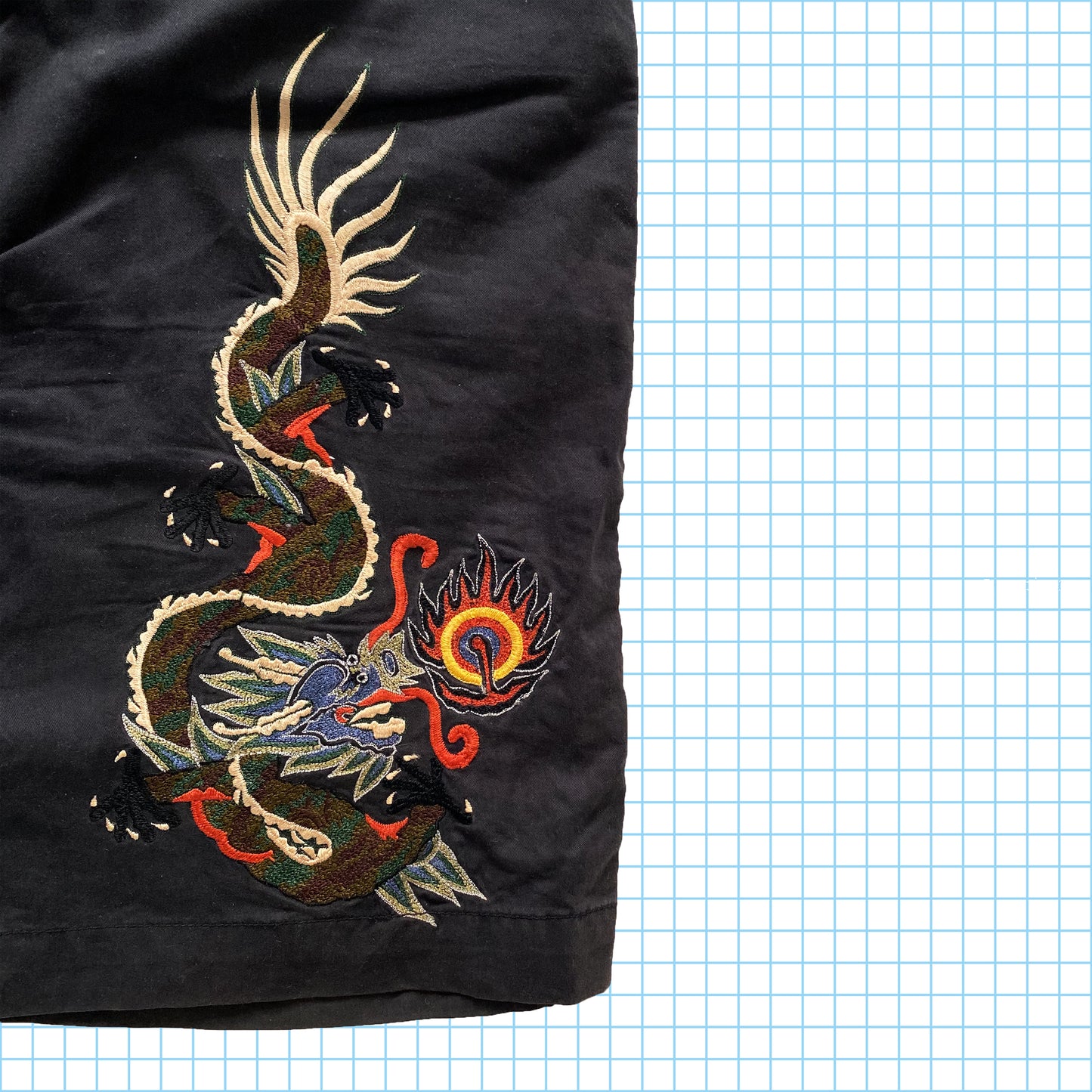 Short cargo brodé dragon Maharishi