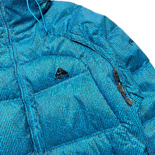 Charger l&#39;image dans la galerie, 2008 Nike ACG Bright Blue Line Graphic Down Fill Puffer Jacket - Moyen / Grand 