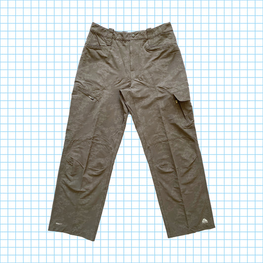 Pantalon cargo Nike ACG à camouflage numérique - 36"
