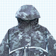 Charger l&#39;image dans la galerie, vintage Nike ACG Reptile Hex Camo All Over Print Veste rembourrée - Moyenne