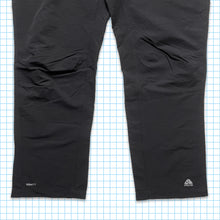 Carica l&#39;immagine nel visualizzatore di Gallery, Vintage Nike ACG Stealth Black Tactical Cargo Pant - 38&quot; Waist