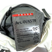 画像をギャラリービューアに読み込む, 2000 年代初頭のファーのディテールが付いた Prada Sport ハング バッグ