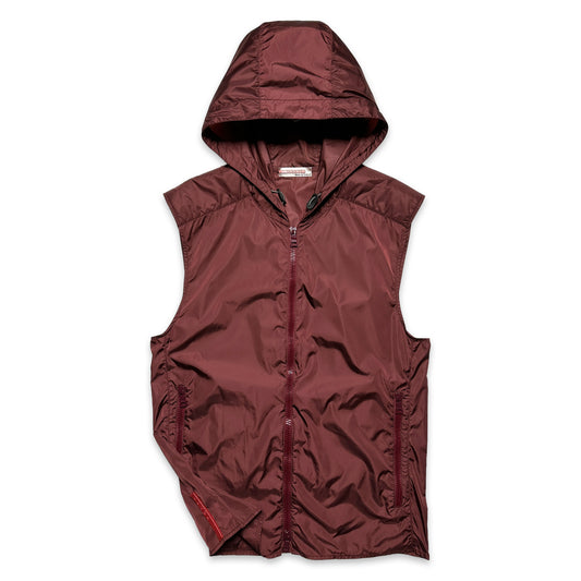 Gilet à capuche en nylon bordeaux Prada Sport du début des années 2000 avec épaules rembourrées - Petit