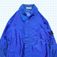 画像をギャラリービューアに読み込む, Stone Island ロイヤル ブルー フォーミュラ スチール SS97&#39; - 特大 / 特大