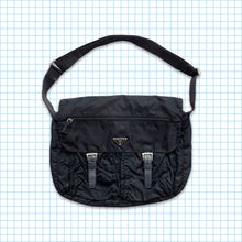 Carica l&#39;immagine nel visualizzatore di Gallery, Vintage Prada Milano Black Buckle Closure Side Bag