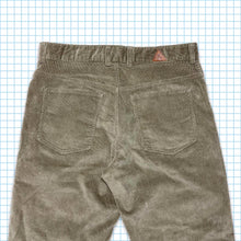 Carica l&#39;immagine nel visualizzatore di Gallery, Vintage Nike ACG Baby Cord Light Brown/Khaki Trousers Fall 00’ - 32” Waist